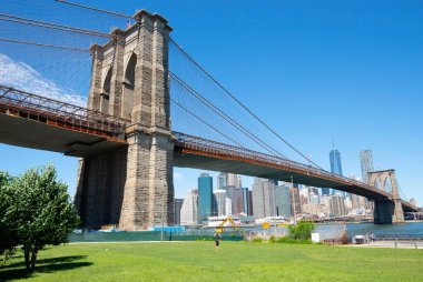 Fulton feribot parkından Brooklyn Köprüsü ve Manhattan manzarası