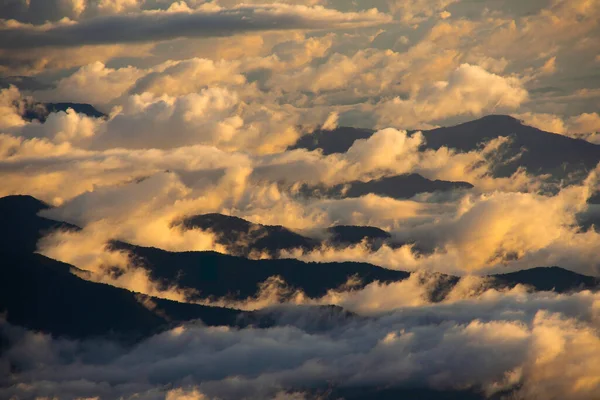 Vista desde la cima del monte Kinabalu, la montaña más alta del sudeste asiático - Sabah, Malasia — Foto de Stock