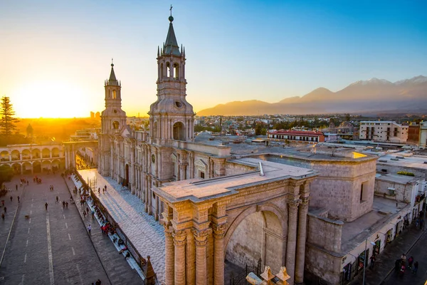 La basilique cathédrale d'Arequipa au coucher du soleil — Photo