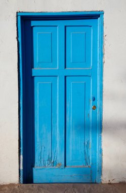 Beyaz duvardaki eski mavi kapı - San Pedro de Atacama, Şili