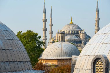 Mavi Cami 'nin çatılarından Ayasofya' dan İstanbul, Türkiye 'ye manzara