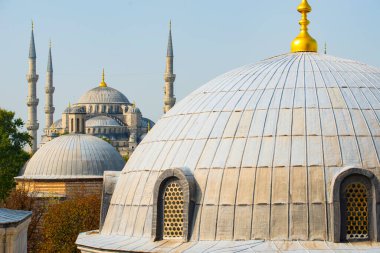 Mavi Cami 'nin çatılarından Ayasofya' dan İstanbul, Türkiye 'ye manzara