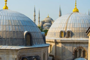 Mavi Cami 'nin çatılarından Ayasofya' dan İstanbul, Türkiye 'ye manzara