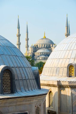 Mavi Cami 'nin çatılarından Ayasofya' dan İstanbul, Türkiye 'ye manzara