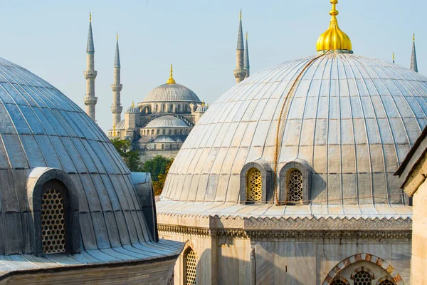 Mavi Cami 'nin çatılarından Ayasofya' dan İstanbul, Türkiye 'ye manzara
