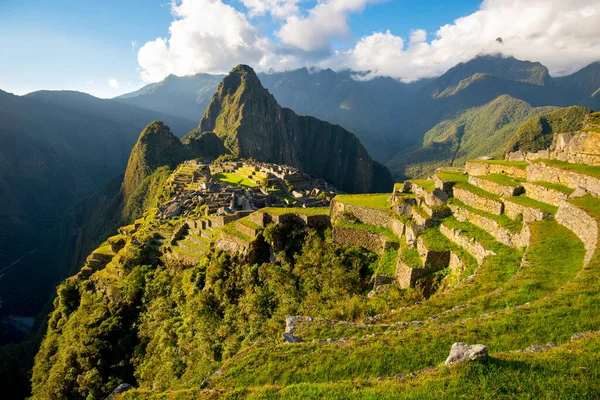 Puesta de sol en Machu Picchu, la ciudad perdida de Inca - Perú — Foto de Stock