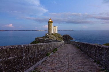 Deniz feneri Phare du Petit Minou gün batımında, Brittany, Fransa