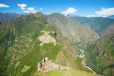 Huayna Picchu 'nun tepesinden Machu Picchu' nun hava görüntüsü