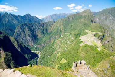 Huayna Picchu 'nun tepesinden Machu Picchu' nun hava görüntüsü