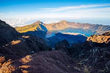 Rinjani Dağı krateri ve güneşin doğuşunda tepeden düşen bir gölge.
