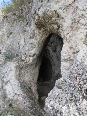 Yunanistan, Atina, Akropolis, tepede taş duvar, Parthenon, kayalıklarda mağara