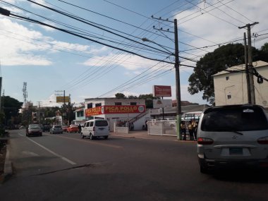 Dominik Cumhuriyeti, yol kenarında iki katlı bir ev, yolda arabalar.