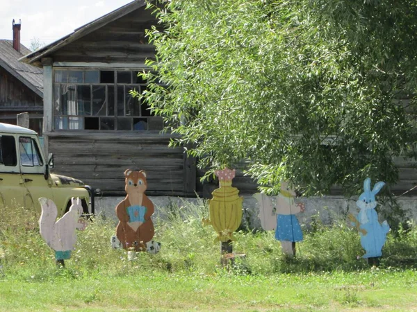 Ryazan bölgesi, Zhelannoe köyü, hayvan figürleri ve köy evinin önünde bir semaver.