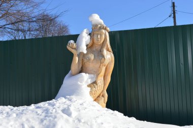 Rusya, Kostroma, karların altında heykel deniz kızı