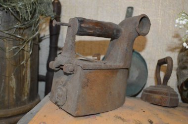 Eski demirler masanın üstünde.