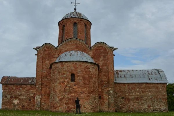 Russia Novgorod Region Kovalevo Church Transfiguration Saviour Man Stands Brick — Fotografia de Stock