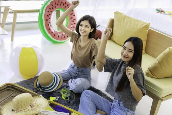 Duas Jovens Mulheres Asiáticas Estão Planejando Umas Férias Verão Estão — Fotografia de Stock