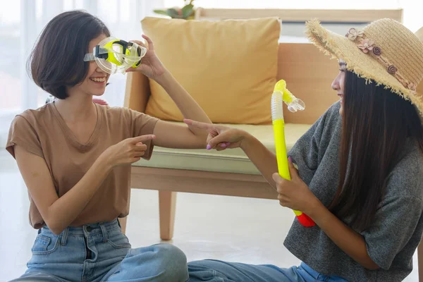 Duas Jovens Asiáticas Estão Planejando Uma Viagem Verão Experimentando Óculos — Fotografia de Stock