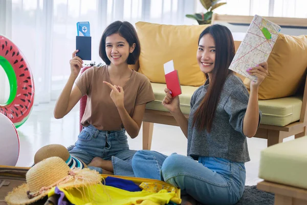 Duas Jovens Asiáticas Estão Planejando Suas Férias Verão Estão Preparando — Fotografia de Stock