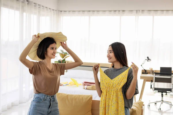 Dvě Mladé Asijské Ženy Plánují Letní Dovolenou Připravují Oblečení Svých — Stock fotografie
