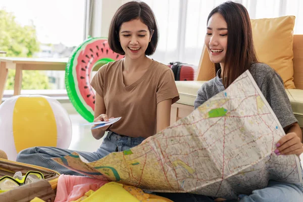 Duas Jovens Asiáticas Estão Planejando Suas Férias Verão Estão Preparando — Fotografia de Stock