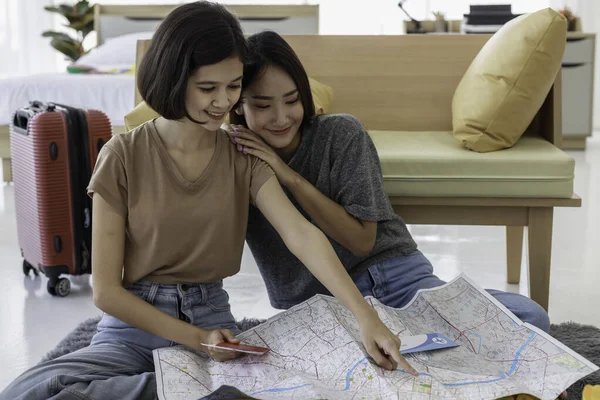 Dwie Młode Azjatki Planują Wakacje Przygotowują Bilety Lotnicze Paszporty Mapy — Zdjęcie stockowe