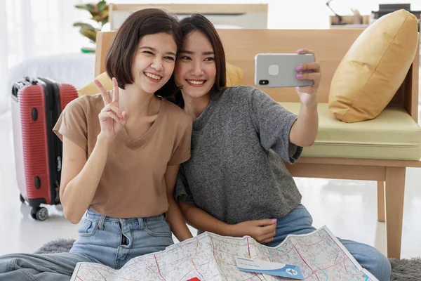 Duas Jovens Mulheres Asiáticas São Selfie Com Smartphones Los Planejar — Fotografia de Stock