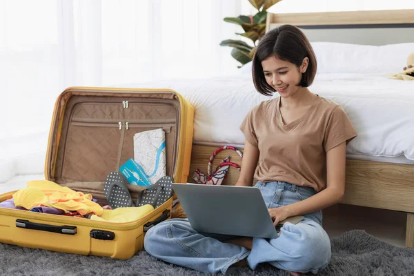 Krótkowłosa Azjatka Używa Laptopa Planowania Podróży Rezerwacji Biletów Rezerwacji Noclegów — Zdjęcie stockowe