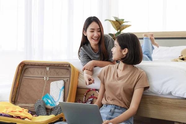 Dwie Młode Azjatyckie Kobiety Używają Laptopa Planowania Podróży Rezerwacji Biletów — Zdjęcie stockowe