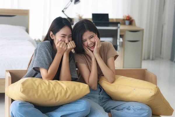 Duas Meninas Adolescentes Asiáticas São Amigos Íntimos Com Cabelo Curto — Fotografia de Stock