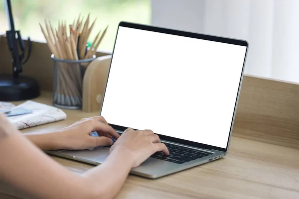 Mão Fechada Uma Mulher Usando Laptop Para Trabalhar Casa — Fotografia de Stock