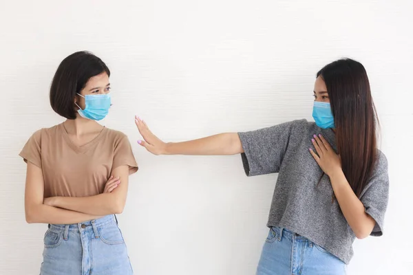Dos Adolescentes Asiáticas Son Amigas Íntimas Que Llevan Máscaras Nuevo — Foto de Stock