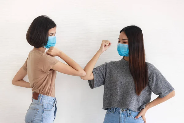 Dwie Azjatyckie Nastolatki Intymne Przyjaciółki Noszące Maski Witające Się Łokciami — Zdjęcie stockowe