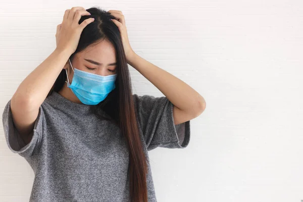 Una Joven Asiática Con Pelo Largo Una Máscara Sido Estresada — Foto de Stock