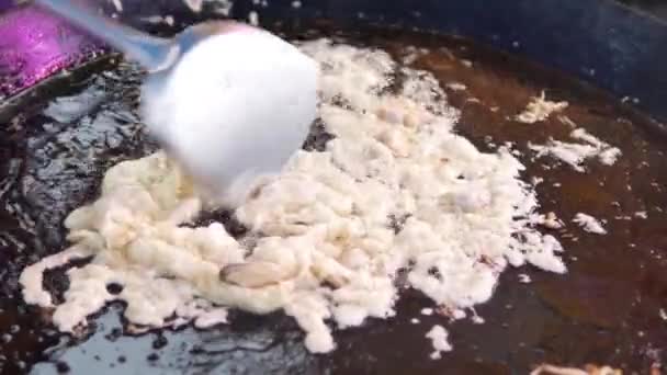 Mujer Estaba Cocinando Almejas Fritas Que Consistían Mejillones Harina Los — Vídeos de Stock