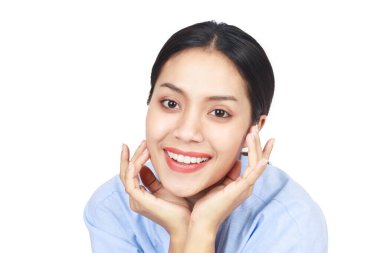 Beyaz arka planda gülümseyen güzel bir kadını izole ettim. güzellik ve kozmetik konsept.