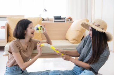 İki genç Asyalı kadın yaz gezisi planlıyorlar ve yatak odalarında dalış gözlüğü deneyleri yapıyorlar. Yaz ve tatilde seyahat kavramı. bir çift homoseksüel lezbiyen ya da LGBT.
