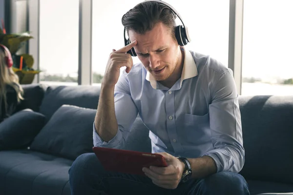 Der Stress Eines Geschäftsmannes Mit Langärmligem Hemd Und Tablet Besteht — Stockfoto