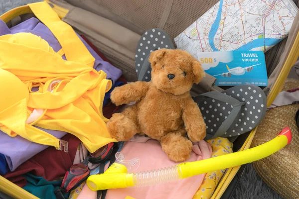 Sebuah Koper Terbuka Besar Berisi Boneka Beruang Peta Peralatan Menyelam — Stok Foto