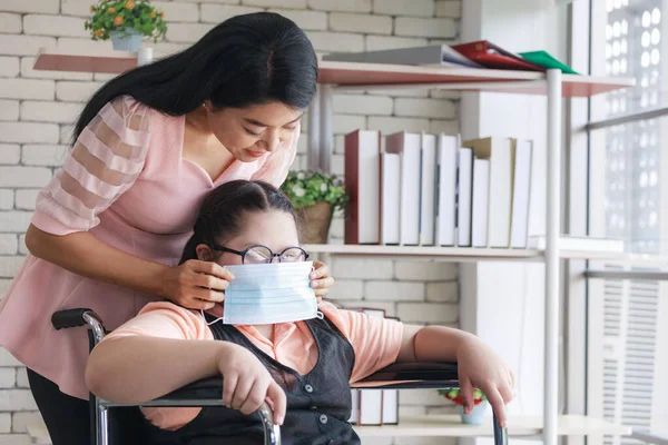 Μητέρα Διδάσκει Μια Ασιάτισσα Αυτιστική Κοπέλα Που Κάθεται Αναπηρικό Καροτσάκι — Φωτογραφία Αρχείου