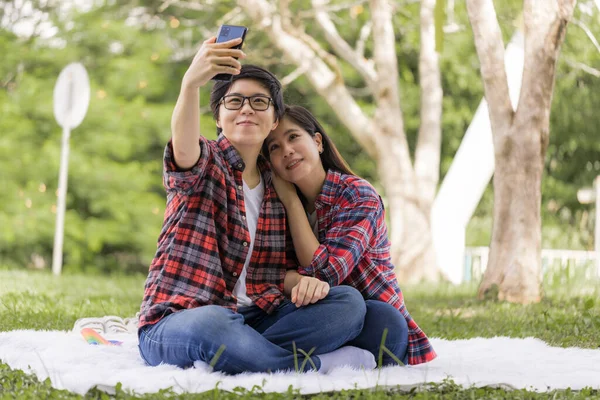 Asiática Lésbicas Casais Selfie Descansando Parque Férias Conceito Lgbt — Fotografia de Stock