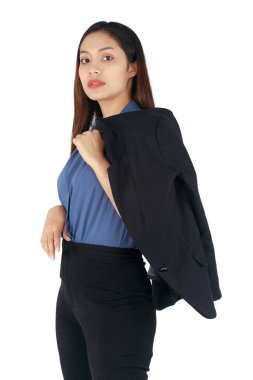 Beyaz arka planda kameraya bakan uzun saçlı, güzel bir iş kadınının ayrı bir portresi..