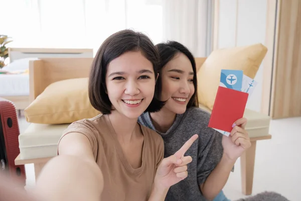 Duas Jovens Mulheres Asiáticas São Selfie Com Smartphones Mostrando Voos — Fotografia de Stock