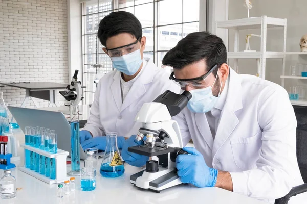 Onderzoekers Gezondheidszorg Werken Het Laboratorium Voor Biowetenschappen Mannelijke Onderzoeker Supervisor — Stockfoto