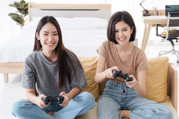 Dos Amigas Asiáticas Disfrutan Jugando Videojuegos Con Joysticks Casa Parejas — Foto de Stock