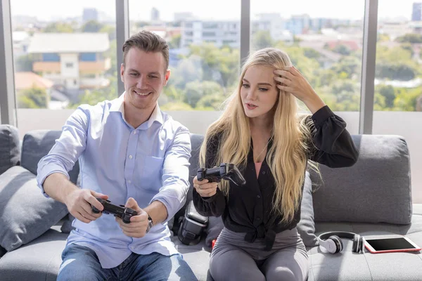 Casal Jovem Sentado Chão Casa Retrato Esposa Marido Divertir Jogando — Fotografia de Stock