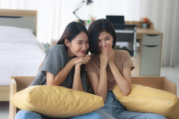 Duas Meninas Adolescentes Asiáticas São Amigos Íntimos Com Cabelo Curto — Fotografia de Stock