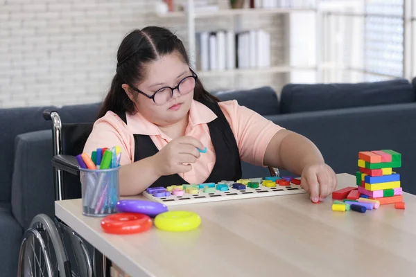 Ένα Νεαρό Κορίτσι Αυτισμό Κάνει Εξάσκηση Παίζοντας Παιχνίδια Στο Σπίτι — Φωτογραφία Αρχείου
