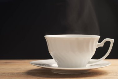 Beyaz kahve ya da siyah arka planda dumanlı bir çay. Taze espresso fincanı sıcak kahve..