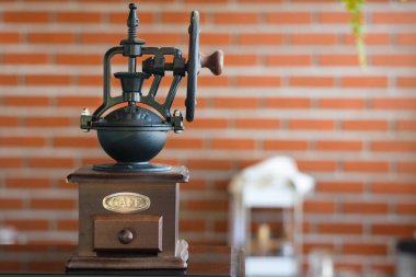 Tuğla duvar arkaplanı olan kahve öğütücüsü..